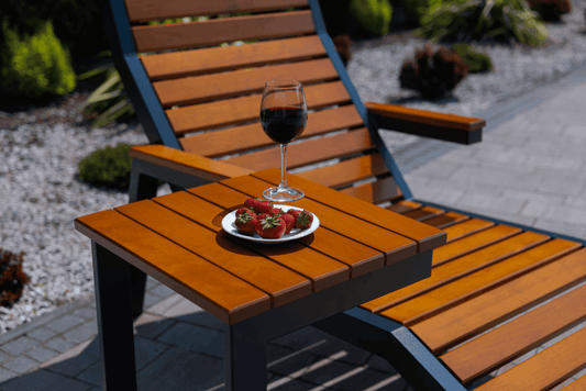 Modern garden lounger with table